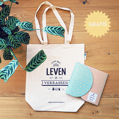 Gratis cadeauverpakking en katoenen tas op tafel