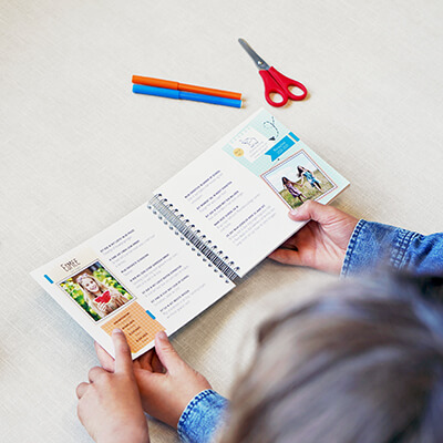 een vriendenboek in de handen van kinderen uit groep 8