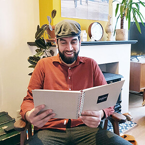 jarige man wordt verrast met een vriendenboek als cadeau op zijn verjaardag